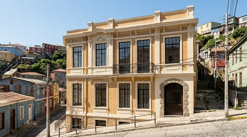 Fachada de un edificio patrimonial de Valparaíso con ventanas de acero delgadas