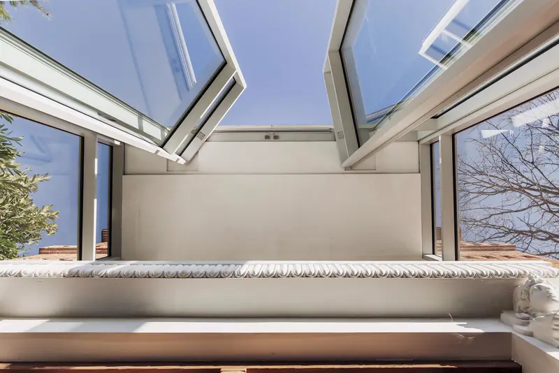 Ventanas de acero abiertas hacia el cielo en una villa