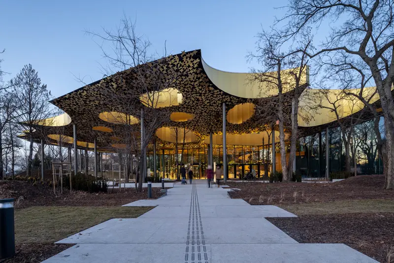Casa de la Música de Hungría al atardecer, con su techo perforado