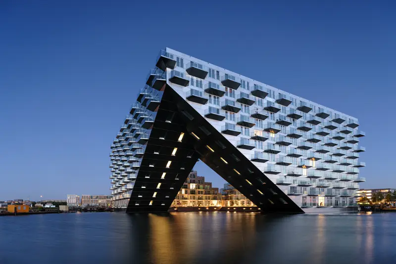 Edificio Sluishuis sobre el agua en Ámsterdam