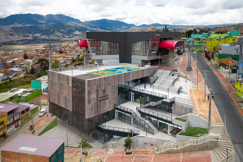Edificio Supercade Manitas en un cerro de Bogotá